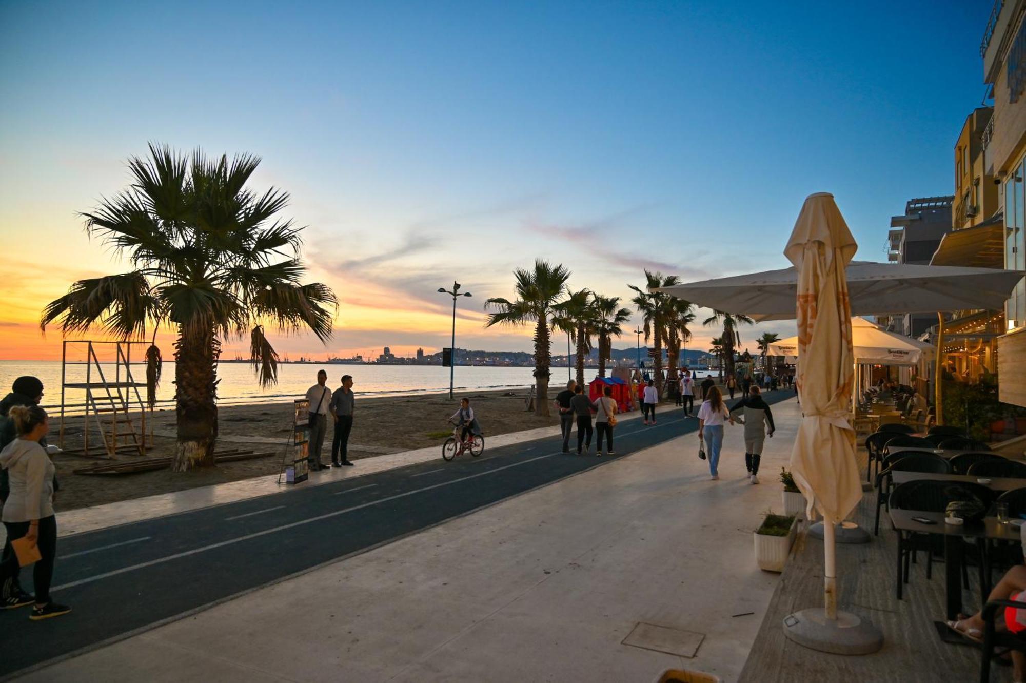 Hotel Zanzi Durrës Exteriör bild